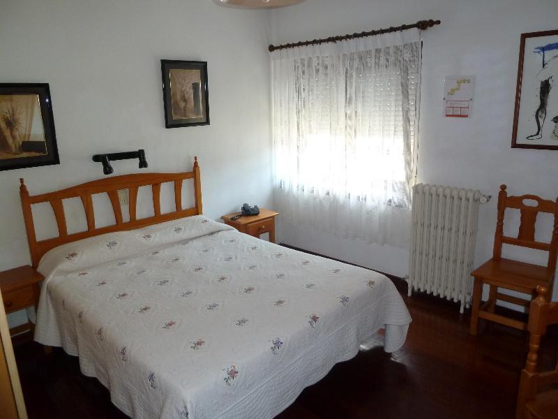 Hotel La Rambla Биескас Екстериор снимка
