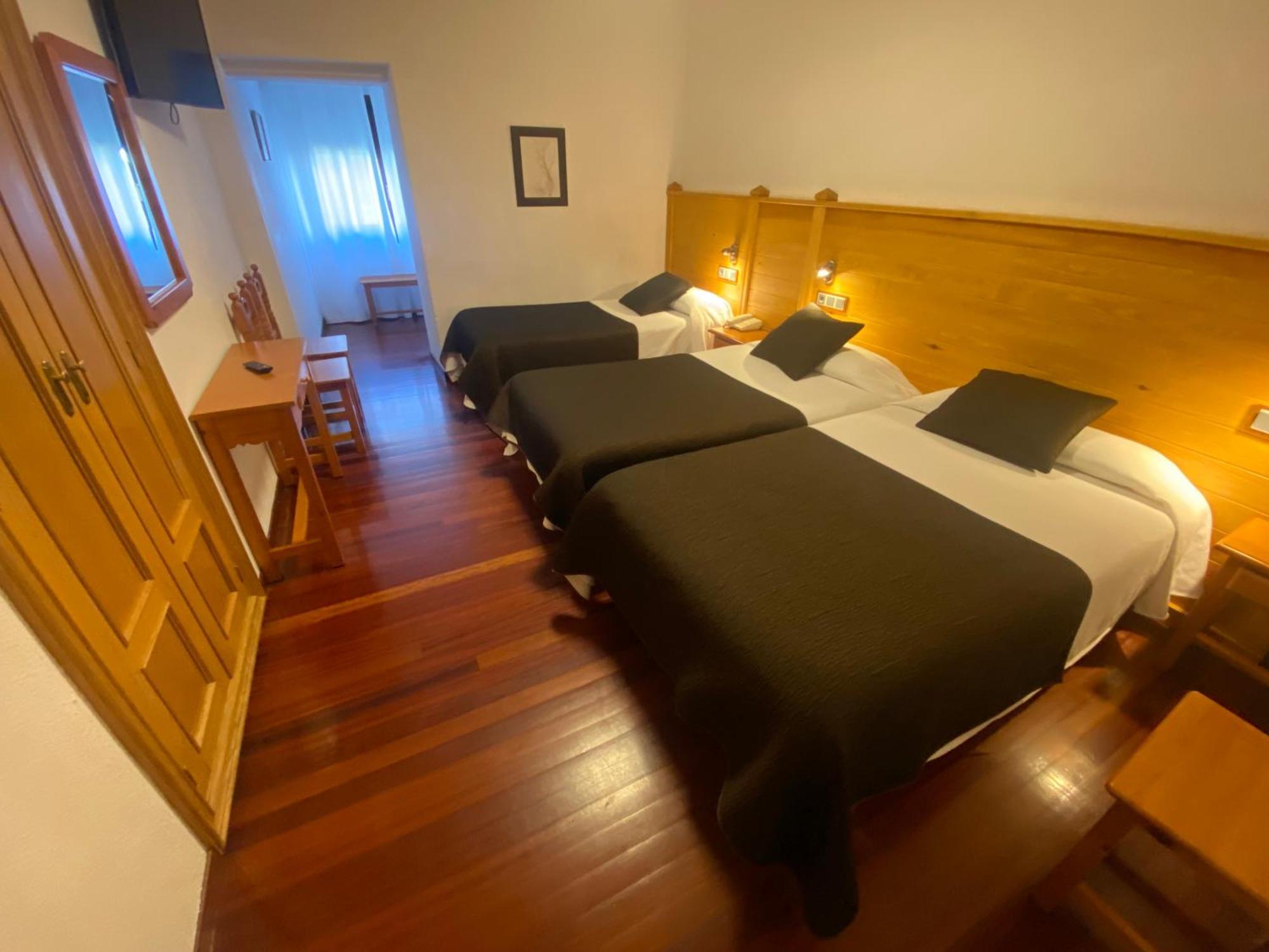 Hotel La Rambla Биескас Екстериор снимка
