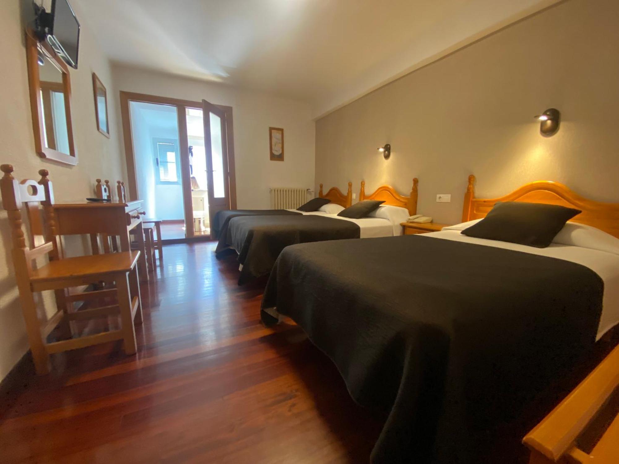 Hotel La Rambla Биескас Екстериор снимка
