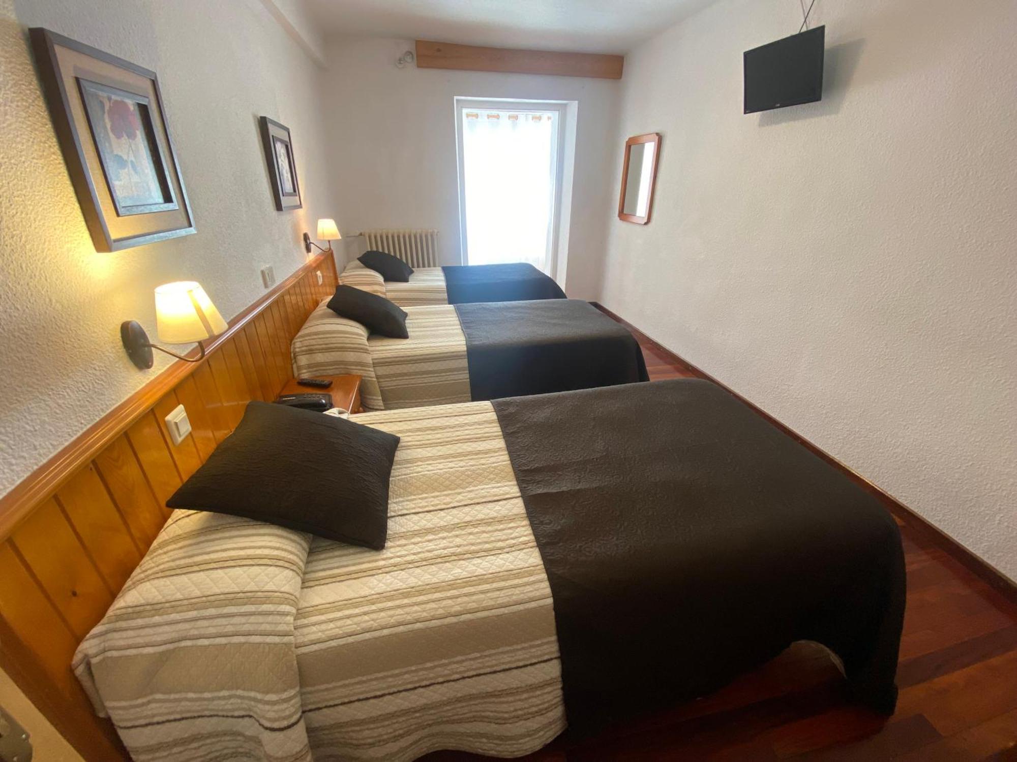 Hotel La Rambla Биескас Екстериор снимка
