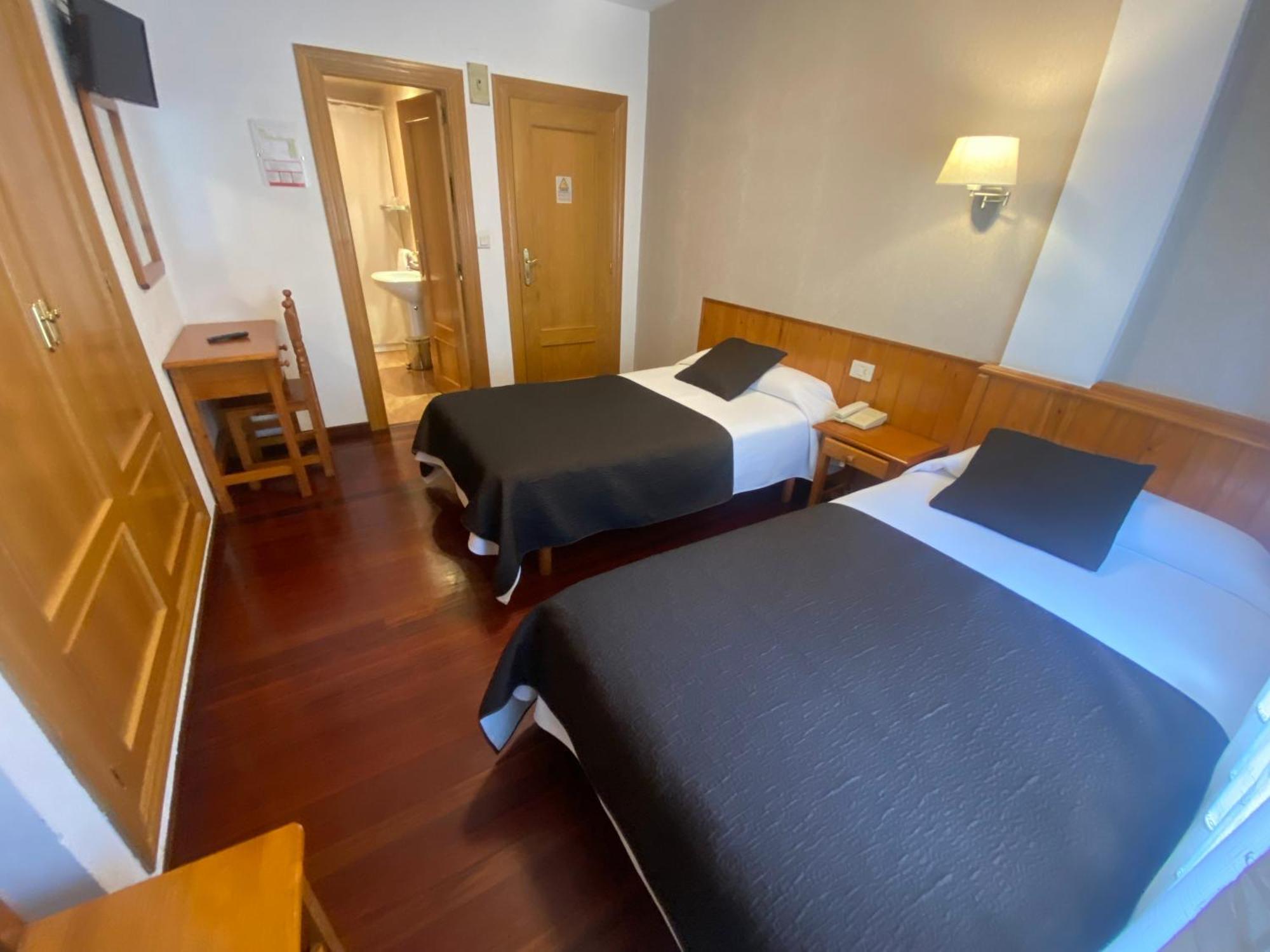 Hotel La Rambla Биескас Екстериор снимка