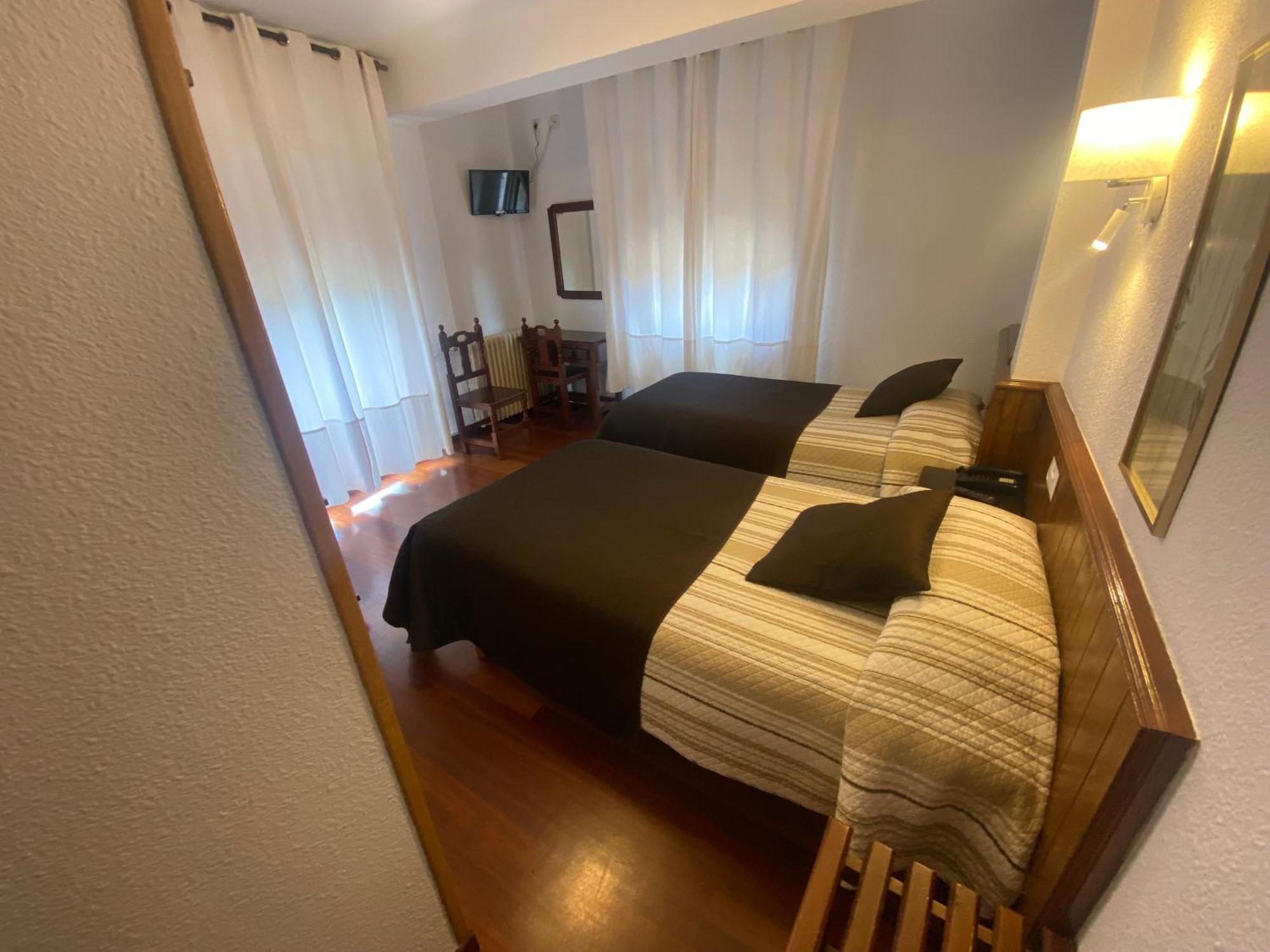 Hotel La Rambla Биескас Екстериор снимка