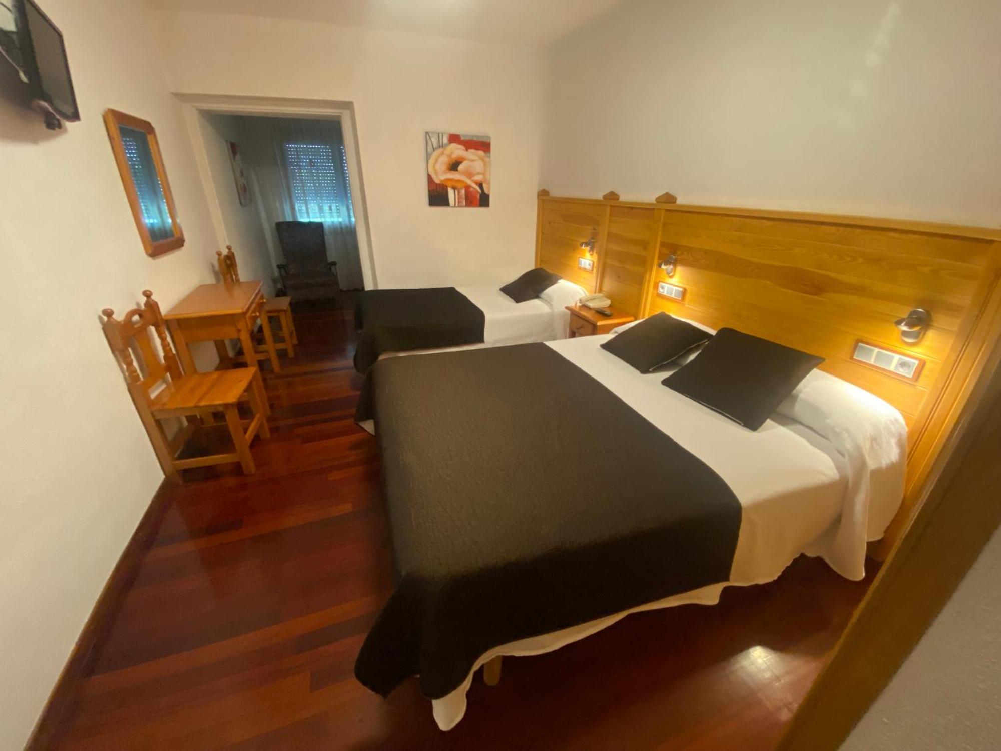Hotel La Rambla Биескас Екстериор снимка
