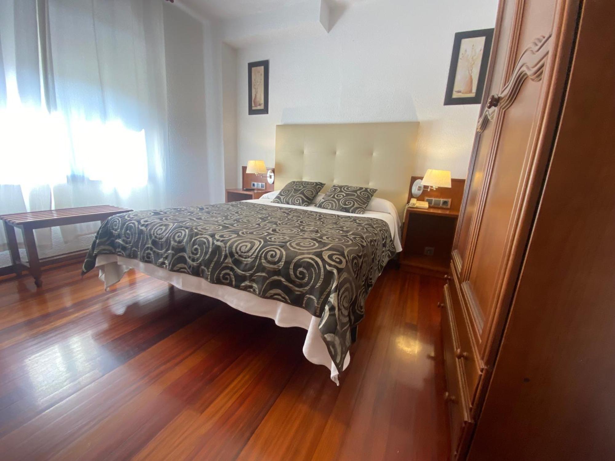 Hotel La Rambla Биескас Екстериор снимка