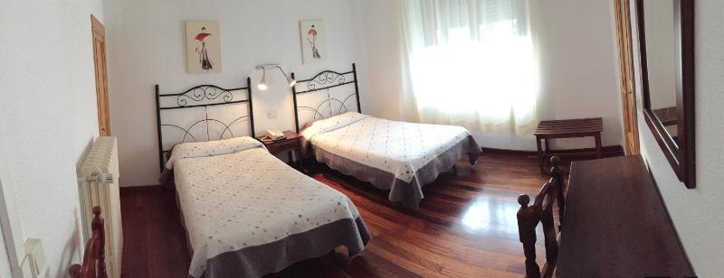 Hotel La Rambla Биескас Екстериор снимка