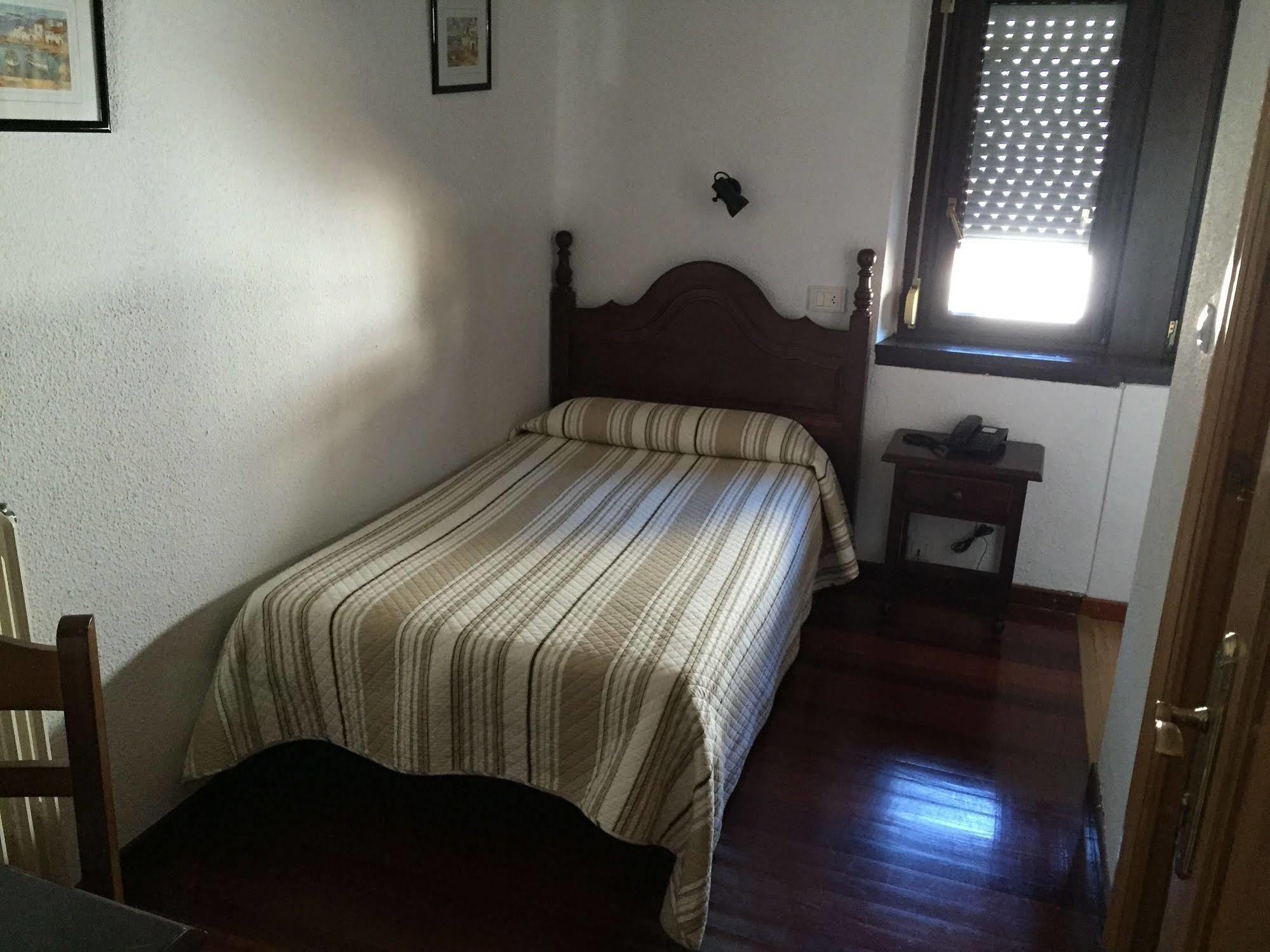 Hotel La Rambla Биескас Екстериор снимка