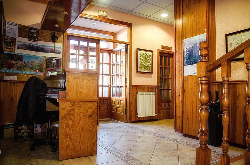 Hotel La Rambla Биескас Екстериор снимка