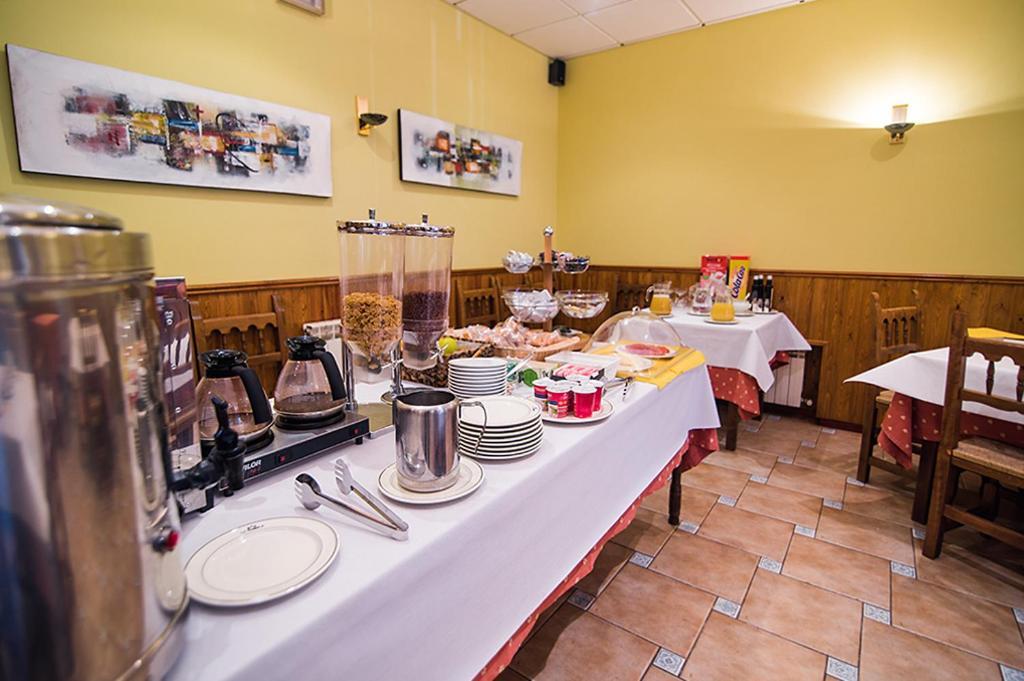 Hotel La Rambla Биескас Екстериор снимка