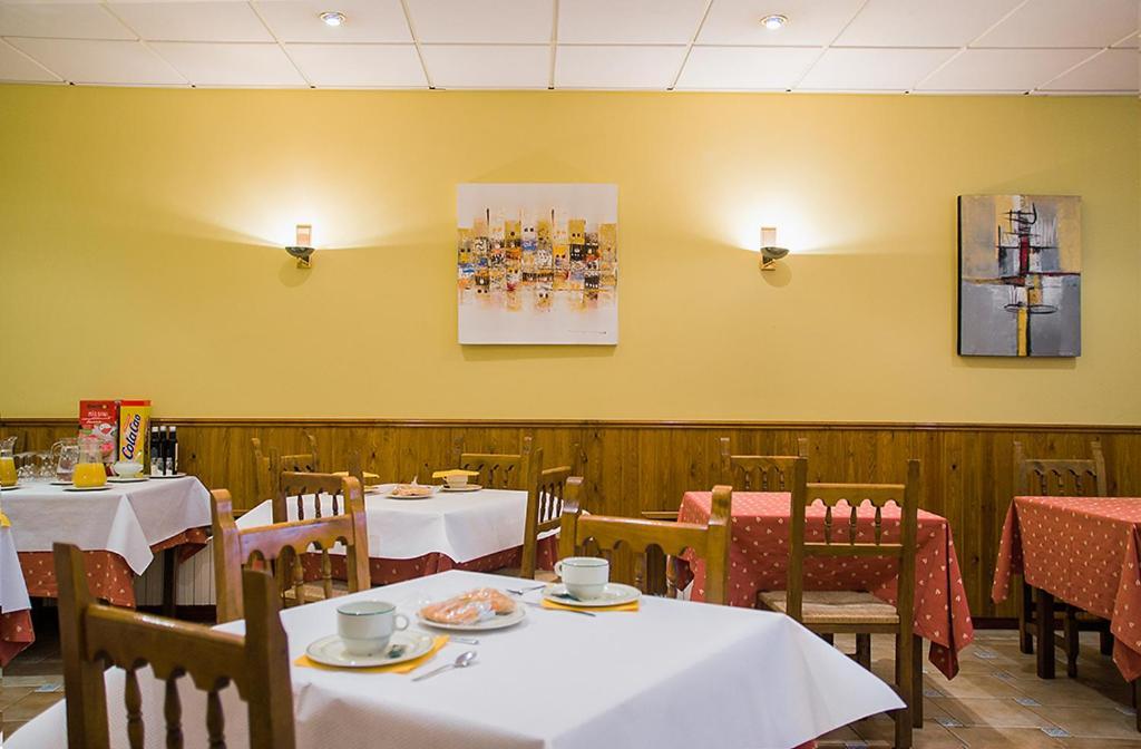 Hotel La Rambla Биескас Екстериор снимка