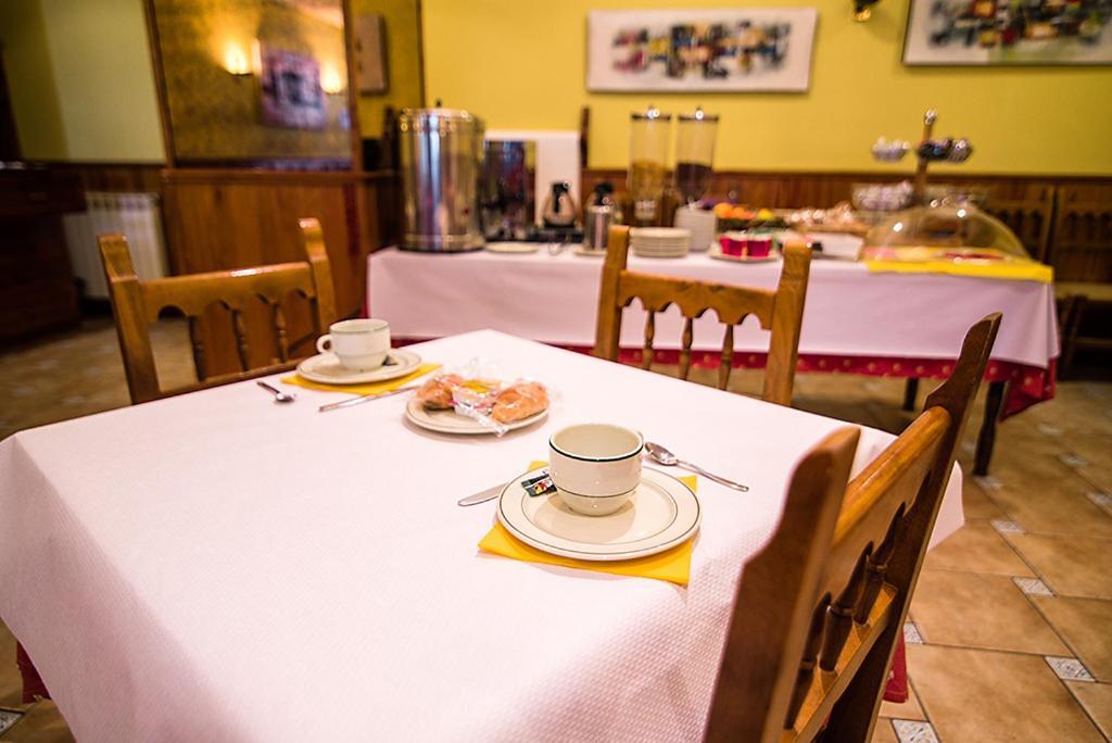 Hotel La Rambla Биескас Екстериор снимка