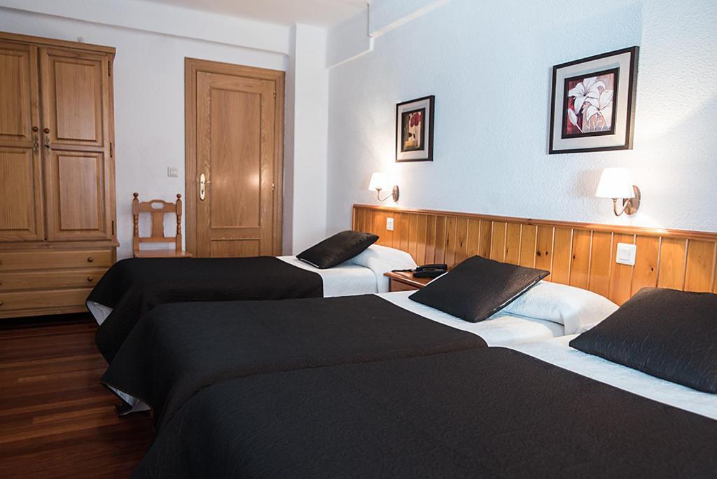 Hotel La Rambla Биескас Екстериор снимка