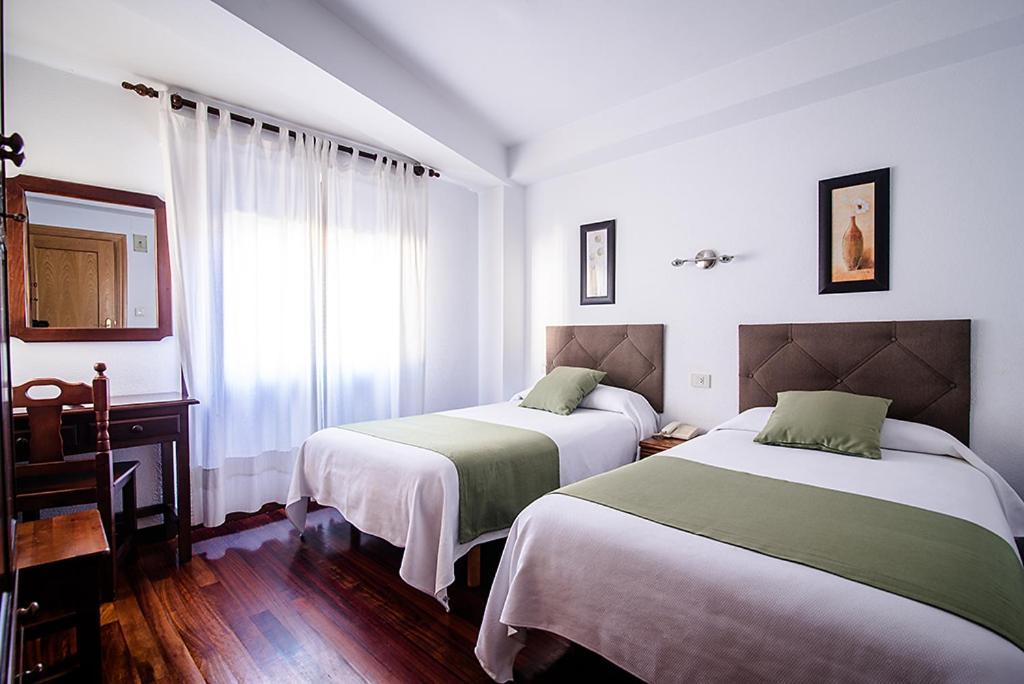 Hotel La Rambla Биескас Екстериор снимка