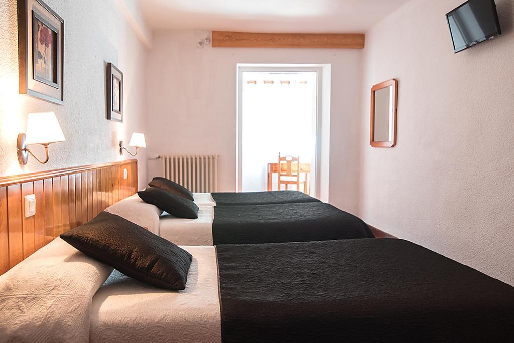 Hotel La Rambla Биескас Екстериор снимка