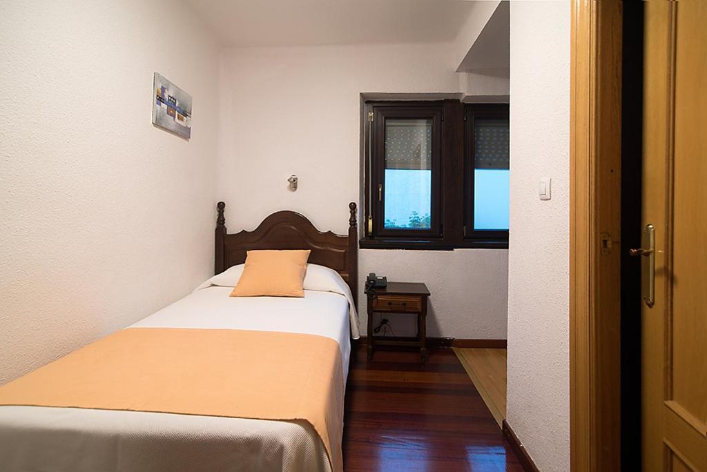 Hotel La Rambla Биескас Екстериор снимка
