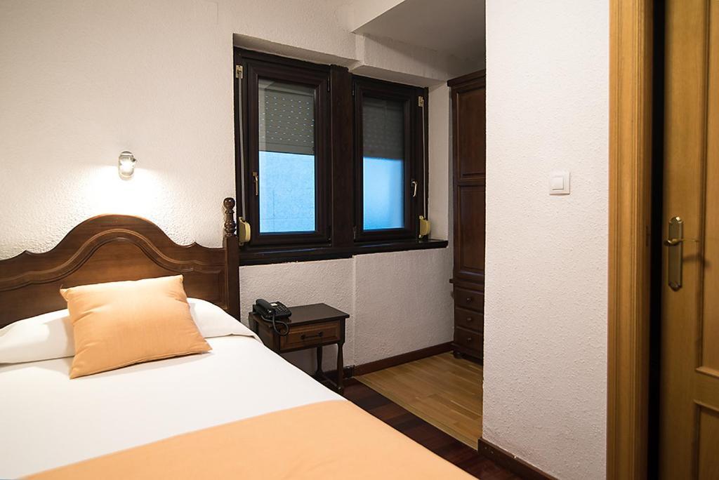 Hotel La Rambla Биескас Екстериор снимка